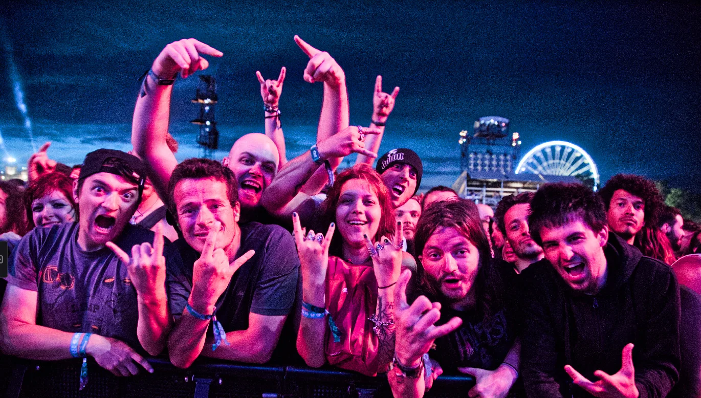 Festival crowd at night, ISO 5000, without noise reduction